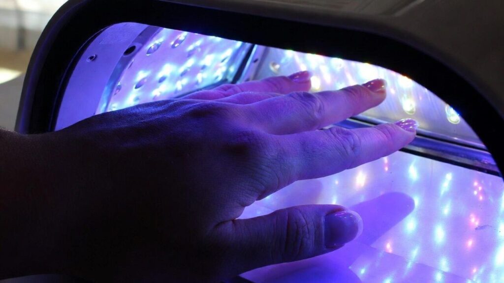 손 전체를 UV 램프 상자에 넣어 경화시킵니다.