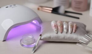 프레스 온 네일에 UV 젤 접착제를 사용하는 방법